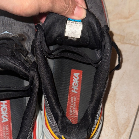 Hoka Gray and Red Sneaker clifton 8 - Picture 5 of 9